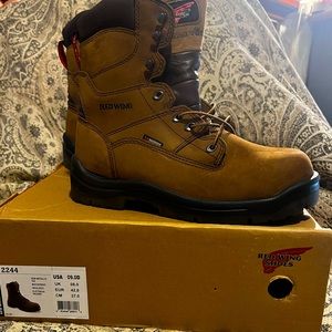 NEW WITH TAGS-  Men’s RED WING, “KING TOE” work boots 🥾 size 9